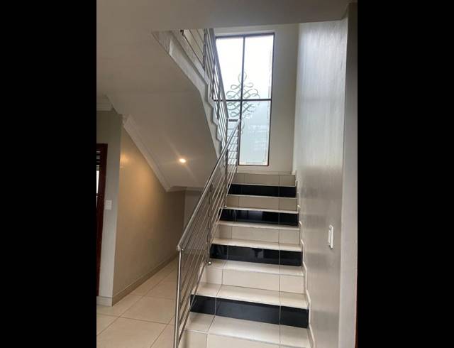 6 BEDROOM HOUSE FOR SALE IN MIDSTREAM ESTATE